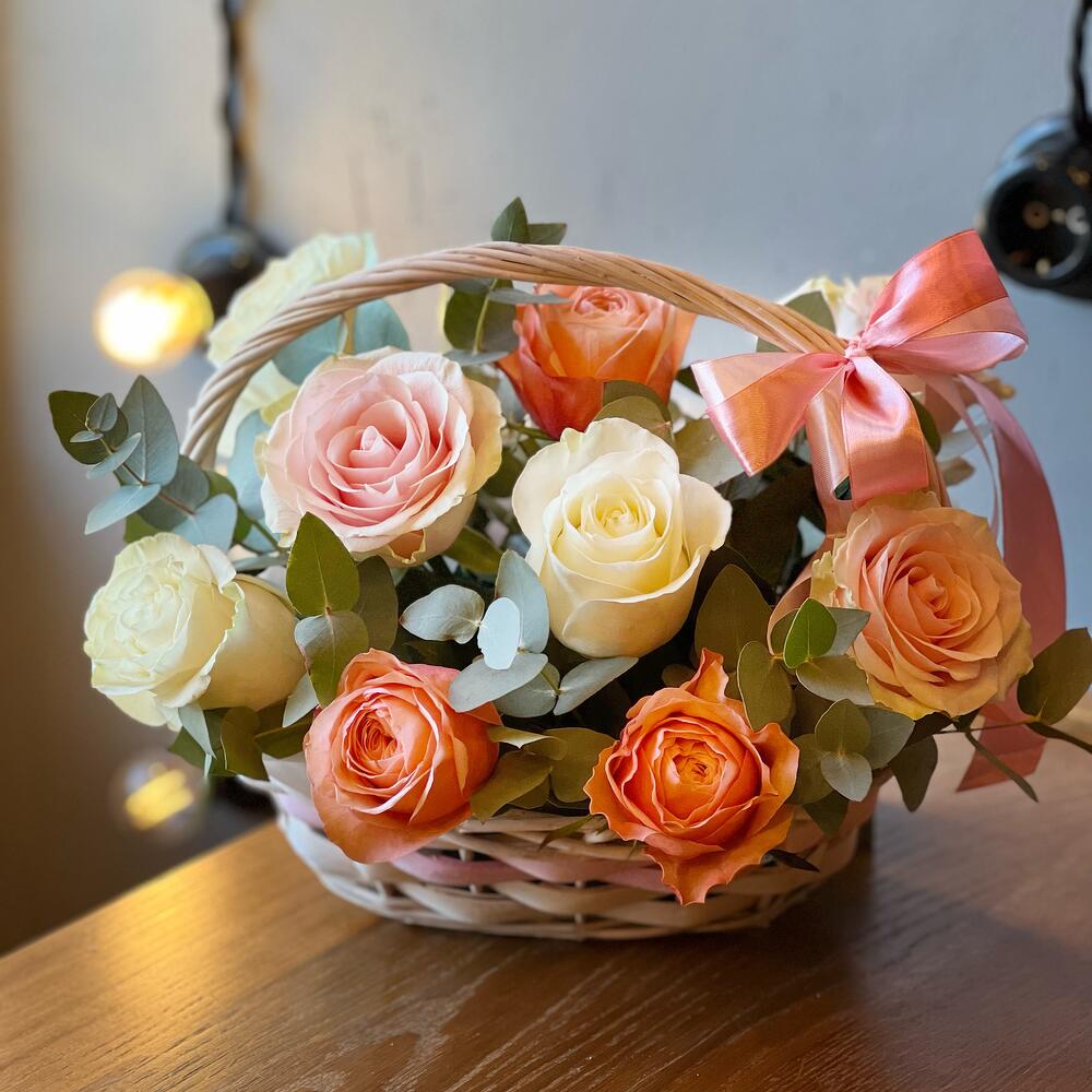 Корзина с цветами нежные розы с эвкалиптом на день рождения маме, сестре, подруге