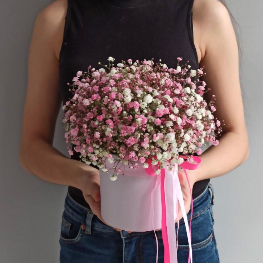 Шляпная коробка из розовой и белой гипсофилы Шляпная коробка из розовой и белой гипсофилы