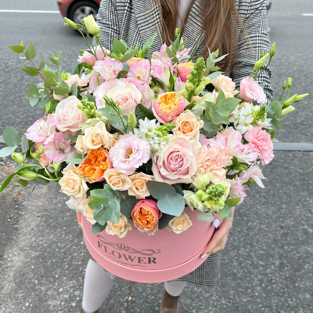 Цветы в коробке с розой, лизиантусом, альстромерией и эвкалиптом