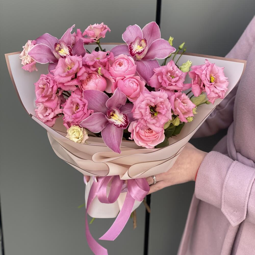 Букет Бриджит из кружевной эустомы, цимбидиума и пионовидной кустовой розы