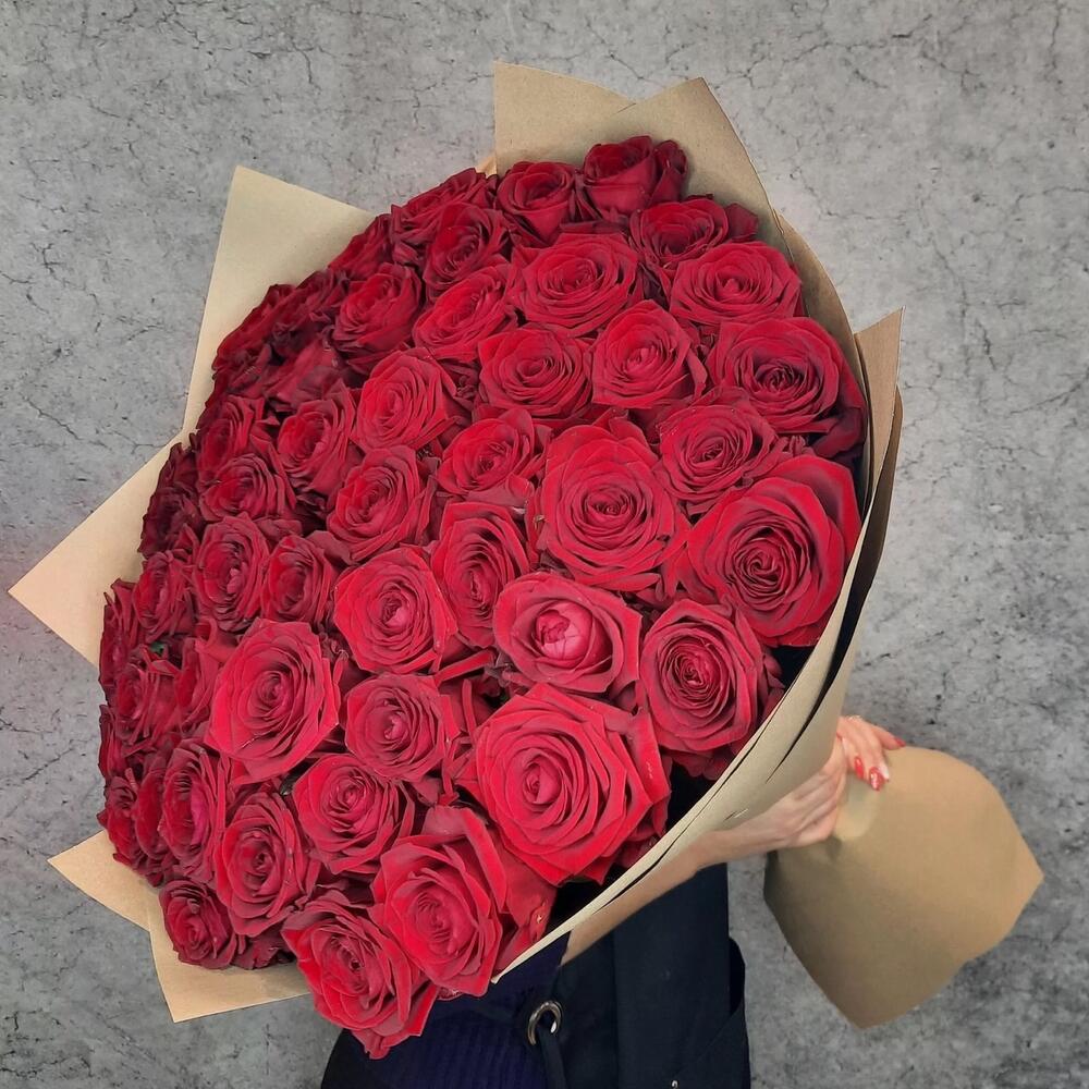 Букет из 51 розы в крафте