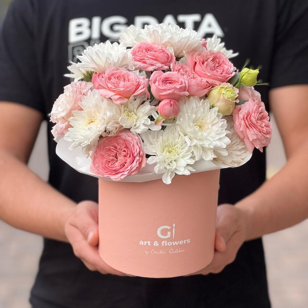 Хризантемы и Пионовидные кустовые розы в коробке + открытка ручной работы в подарок