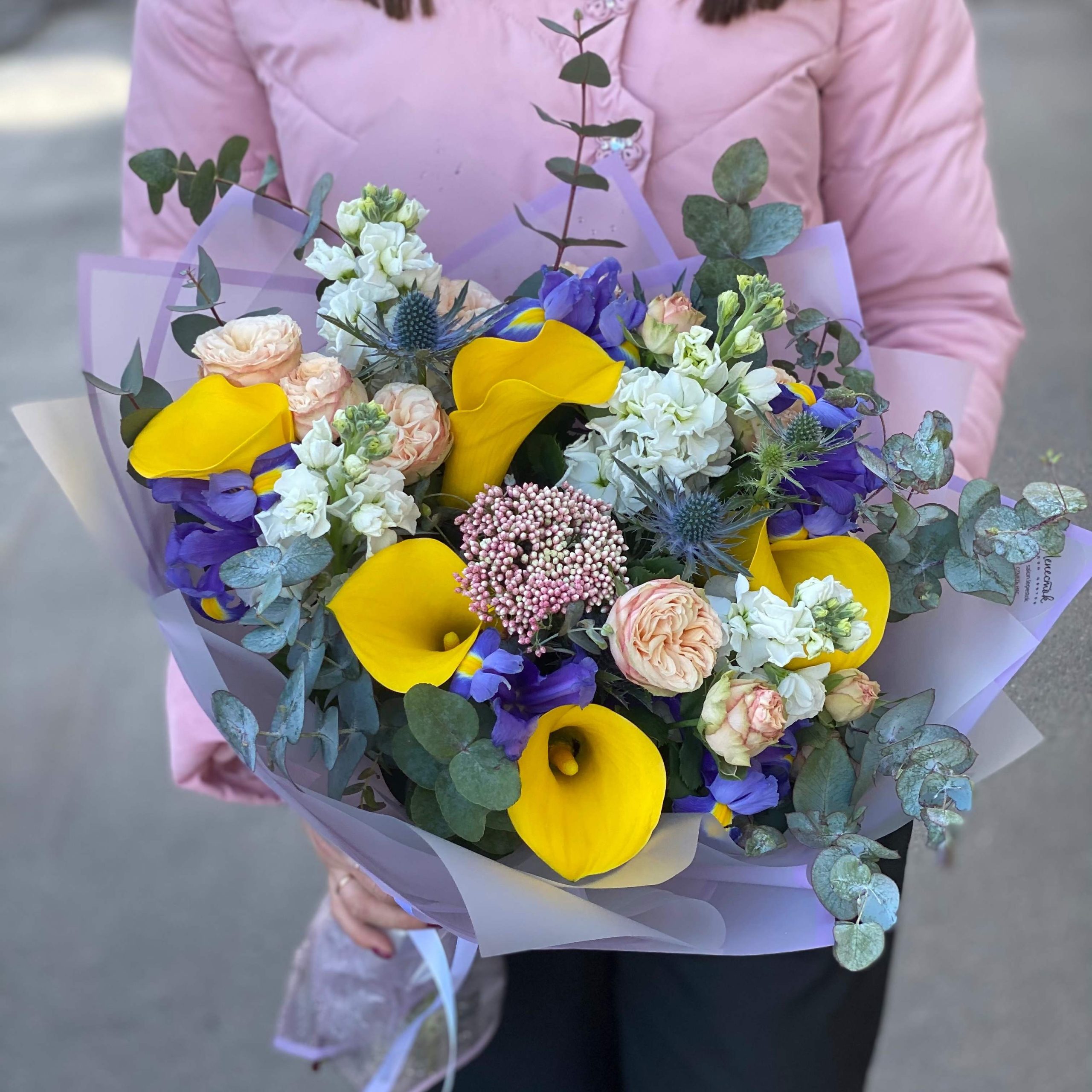 Экзотический букет из калл, ирисов и маттиол