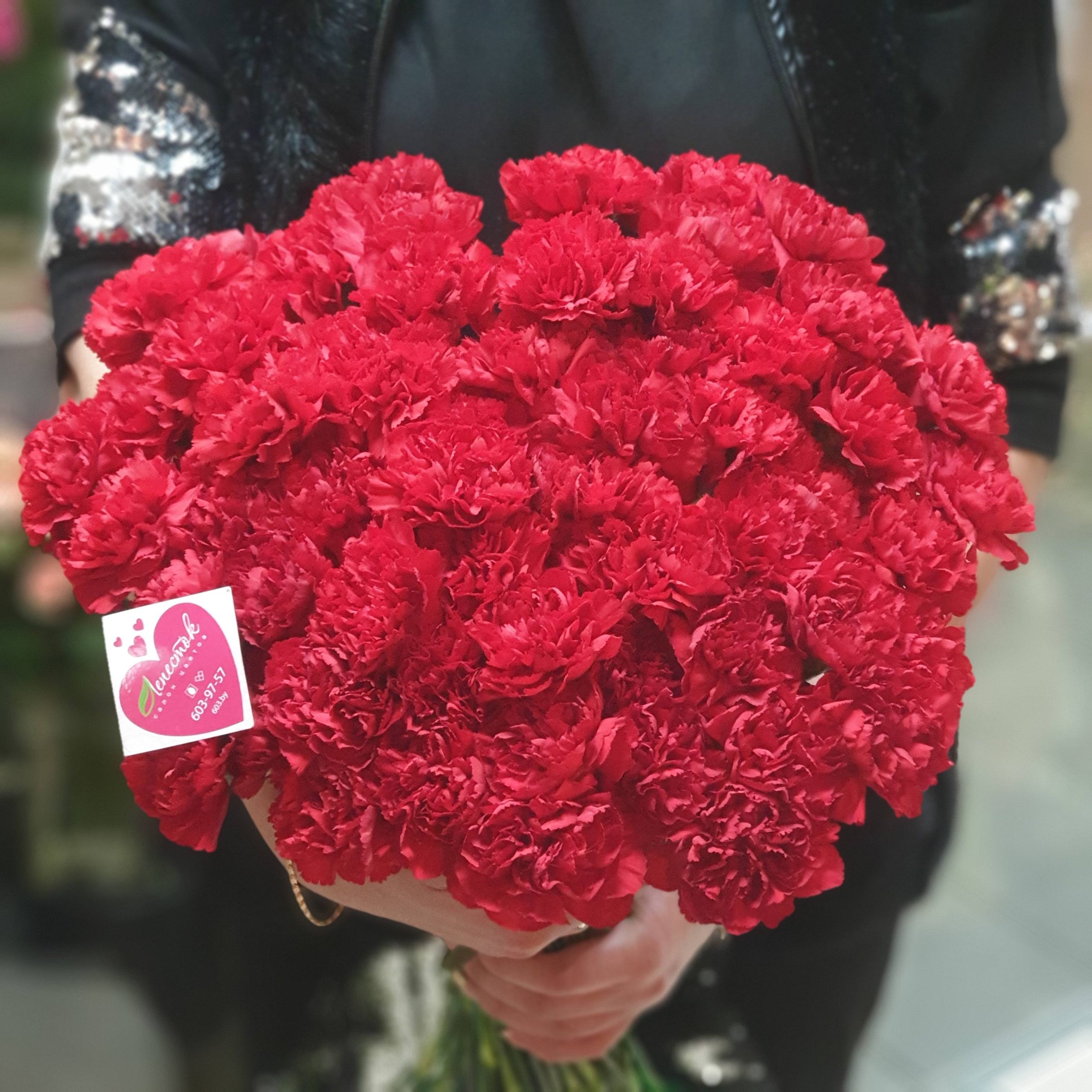 Букет из 60 красных гвоздик